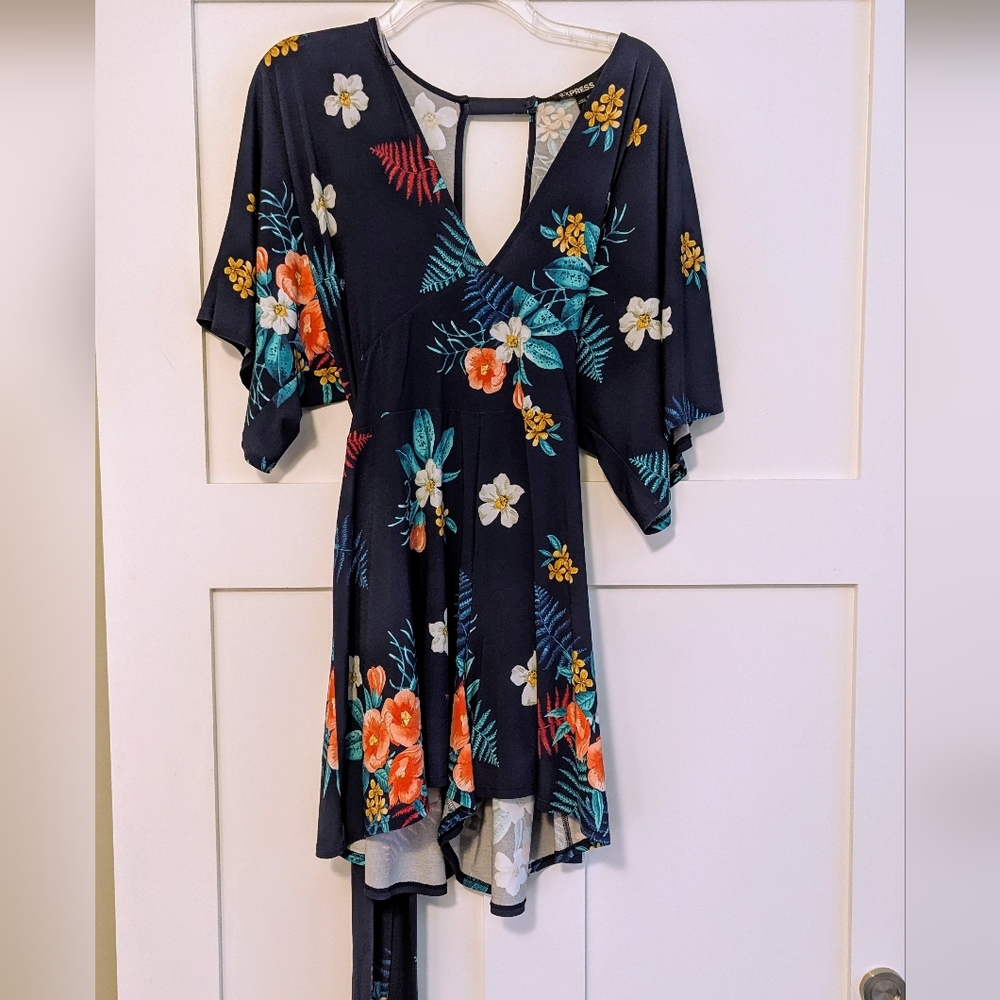 EXPRESS Floral Print Romper V-neck with Keyhole Back SZ L
